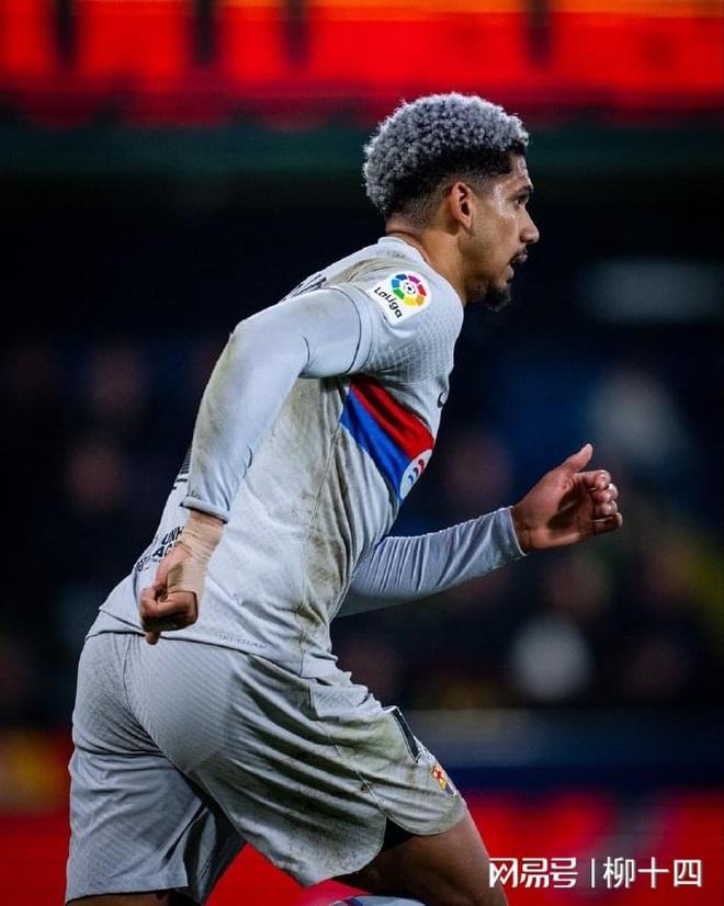 九游娱乐APP-德甲赛前走向成谜；巴塞罗那强势反弹；压力陡增；团队化学反应显著(2024西甲14轮巴塞罗那vs塞尔塔赛后总结分析)